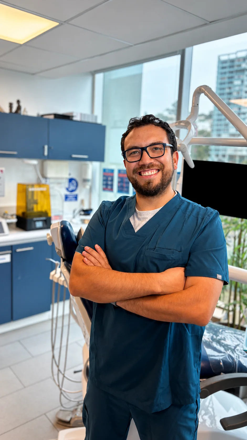Dr. Sebastián Carvajal González en el box clínico de Rehab Dent