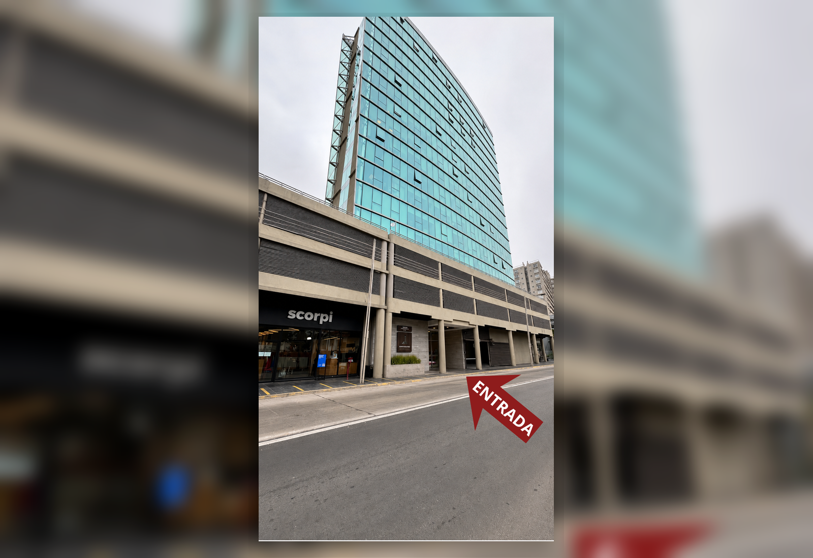 Entrada del Edificio Contemporáneo, referencia para llegar a Rehab Dent